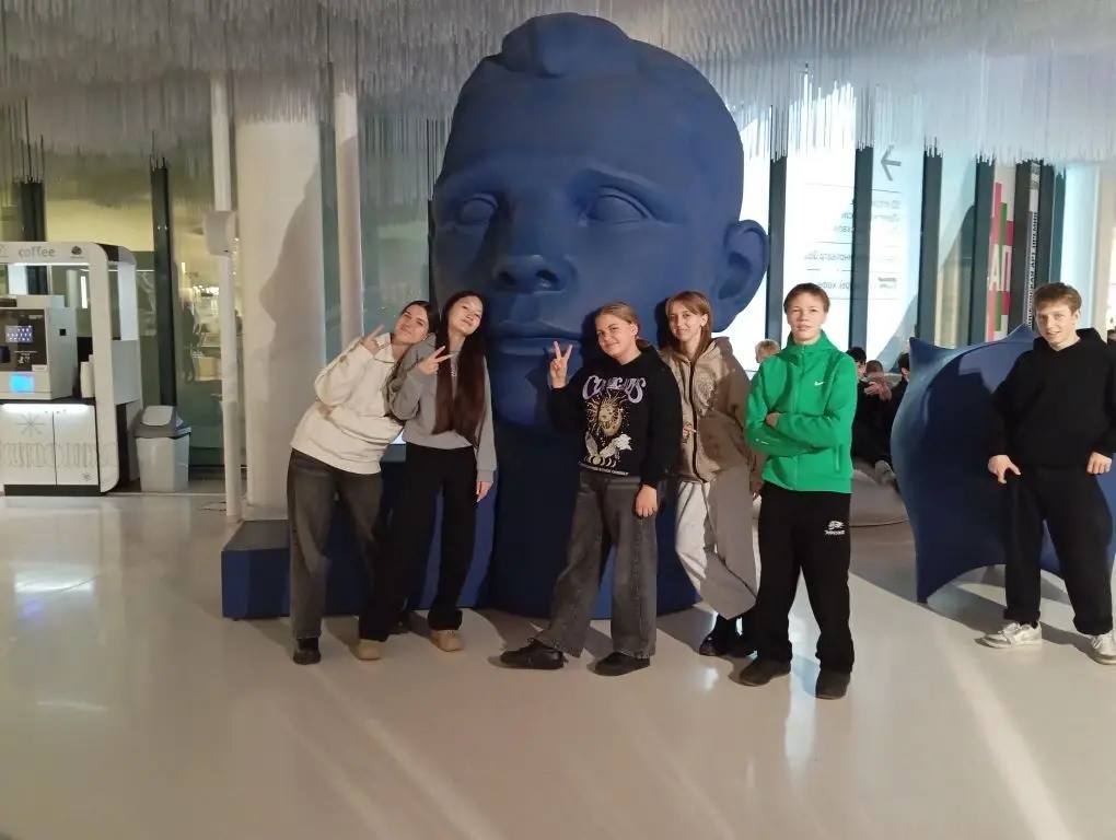 Ученики 9Г, 9Д, 9Е и 8Е провели потрясающий день в новогодней Москве! Ученики 9Г, 9Д, 9Е и 8Е провели потрясающий день в новогодней Москве!