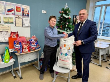 Единороссы Солнечногорска передали 20 кг корма для бездомных животных