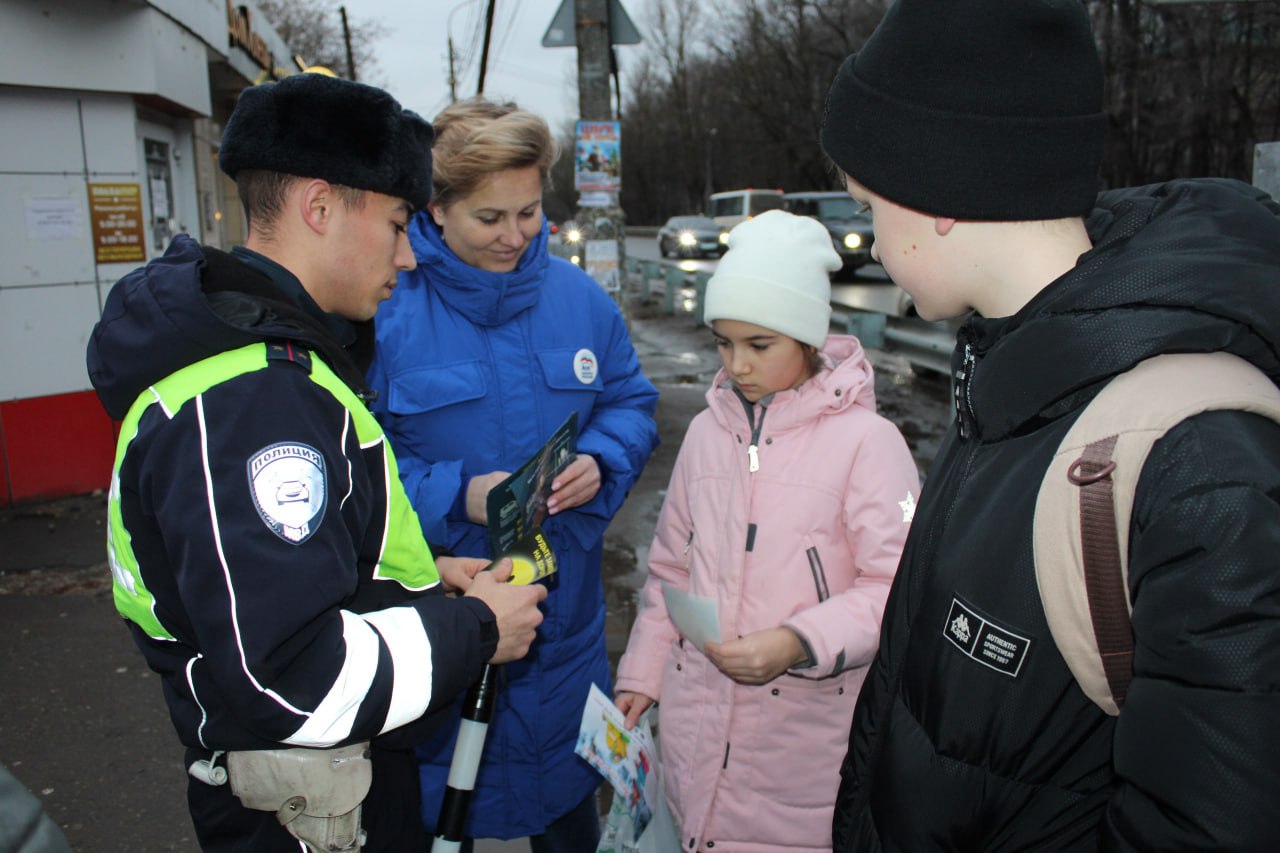 Инспекторы ГАИ и члены «Молодой гвардии» в Люберцах напомнили пешеходам о важности соблюдения ПДД Инспекторы ГАИ и члены «Молодой гвардии» в Люберцах напомнили пешеходам о важности соблюдения ПДД
