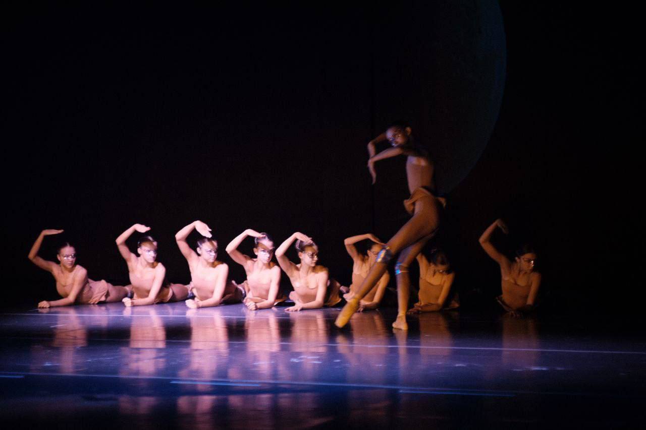 На сцене Дворца культуры им. Ленина состоялась премьера балета «Арракис — танец Дюн» — работа, впечатляющая своей целостностью и гипнотической силой исполнения