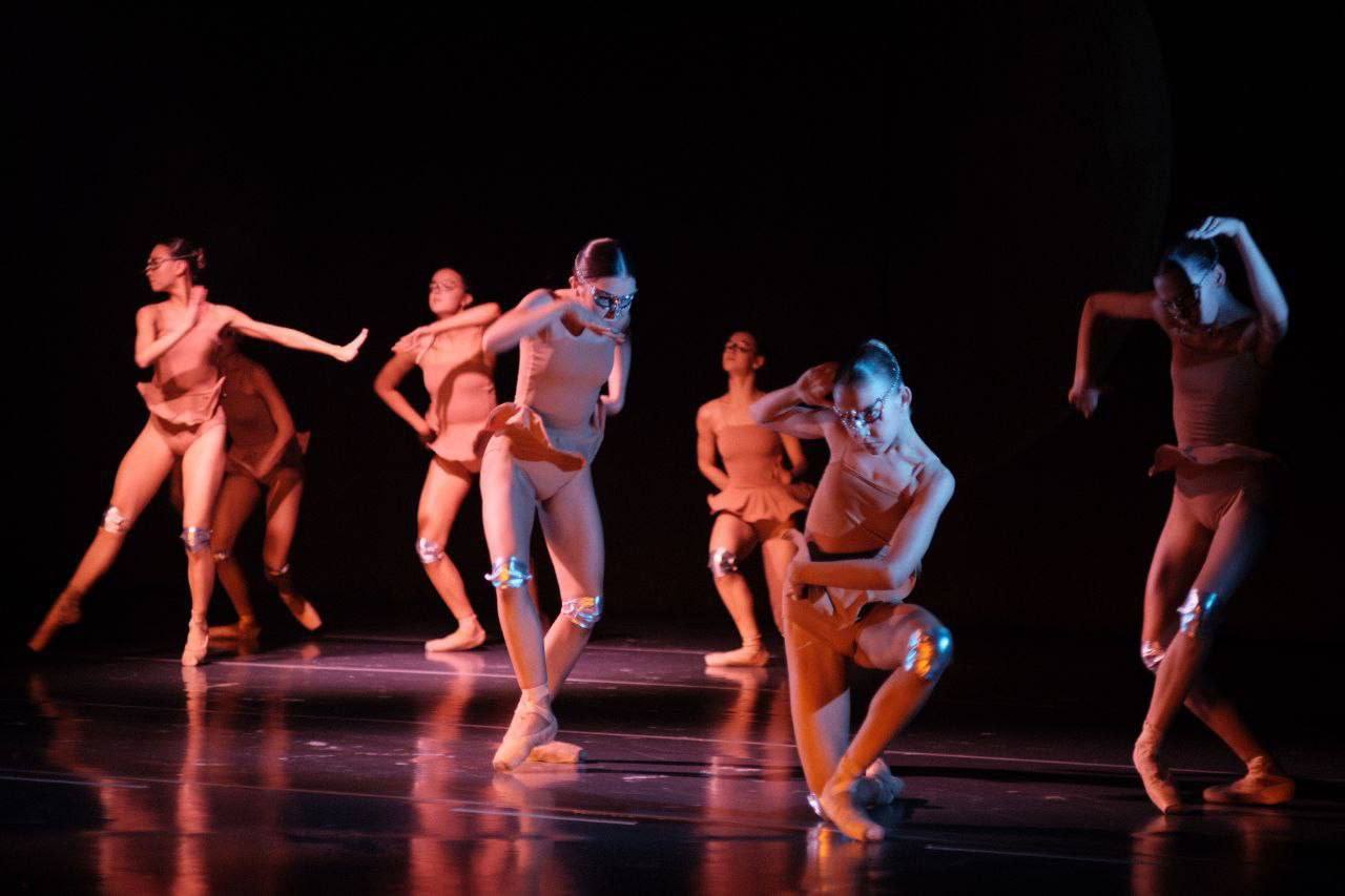 На сцене Дворца культуры им. Ленина состоялась премьера балета «Арракис — танец Дюн» — работа, впечатляющая своей целостностью и гипнотической силой исполнения На сцене Дворца культуры им. Ленина состоялась премьера балета «Арракис — танец Дюн» — работа, впечатляющая своей целостностью и гипнотической силой исполнения