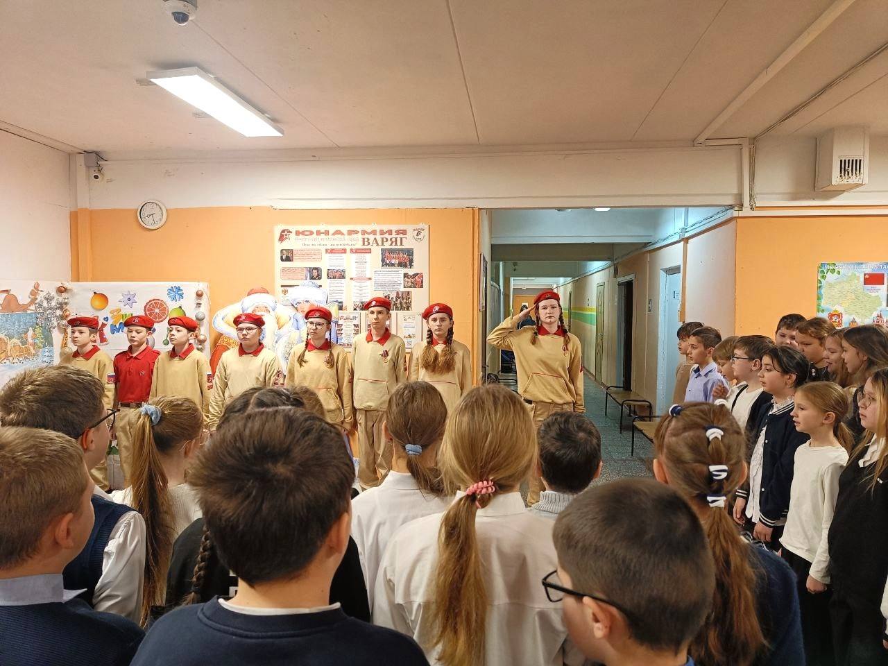 Утро понедельника началось с традиционных мероприятий в школе Утро понедельника началось с традиционных мероприятий в школе