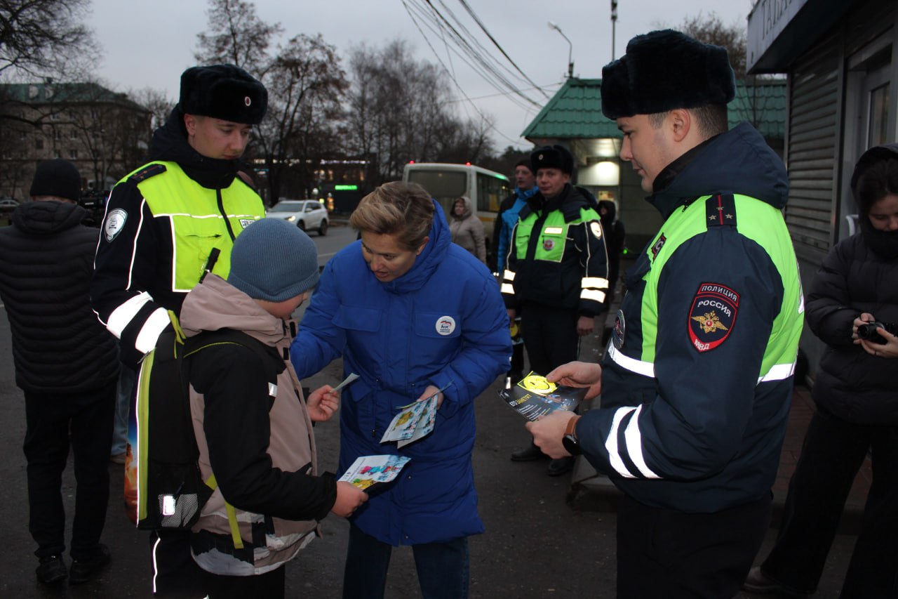 Инспекторы ГАИ и члены «Молодой гвардии» в Люберцах напомнили пешеходам о важности соблюдения ПДД Инспекторы ГАИ и члены «Молодой гвардии» в Люберцах напомнили пешеходам о важности соблюдения ПДД