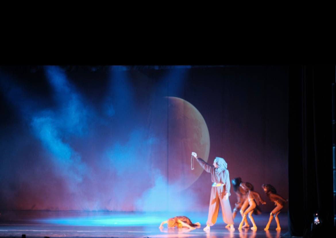 На сцене Дворца культуры им. Ленина состоялась премьера балета «Арракис — танец Дюн» — работа, впечатляющая своей целостностью и гипнотической силой исполнения На сцене Дворца культуры им. Ленина состоялась премьера балета «Арракис — танец Дюн» — работа, впечатляющая своей целостностью и гипнотической силой исполнения