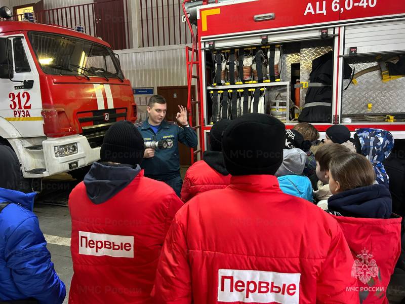 В Рузе инспекторы ГПН провели для юных жителей города экскурсию по пожарной части