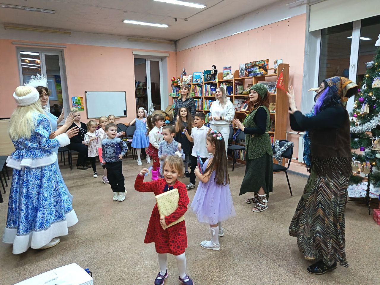 Огни на волшебной елочке зажгли ребята в чеховской библиотеке