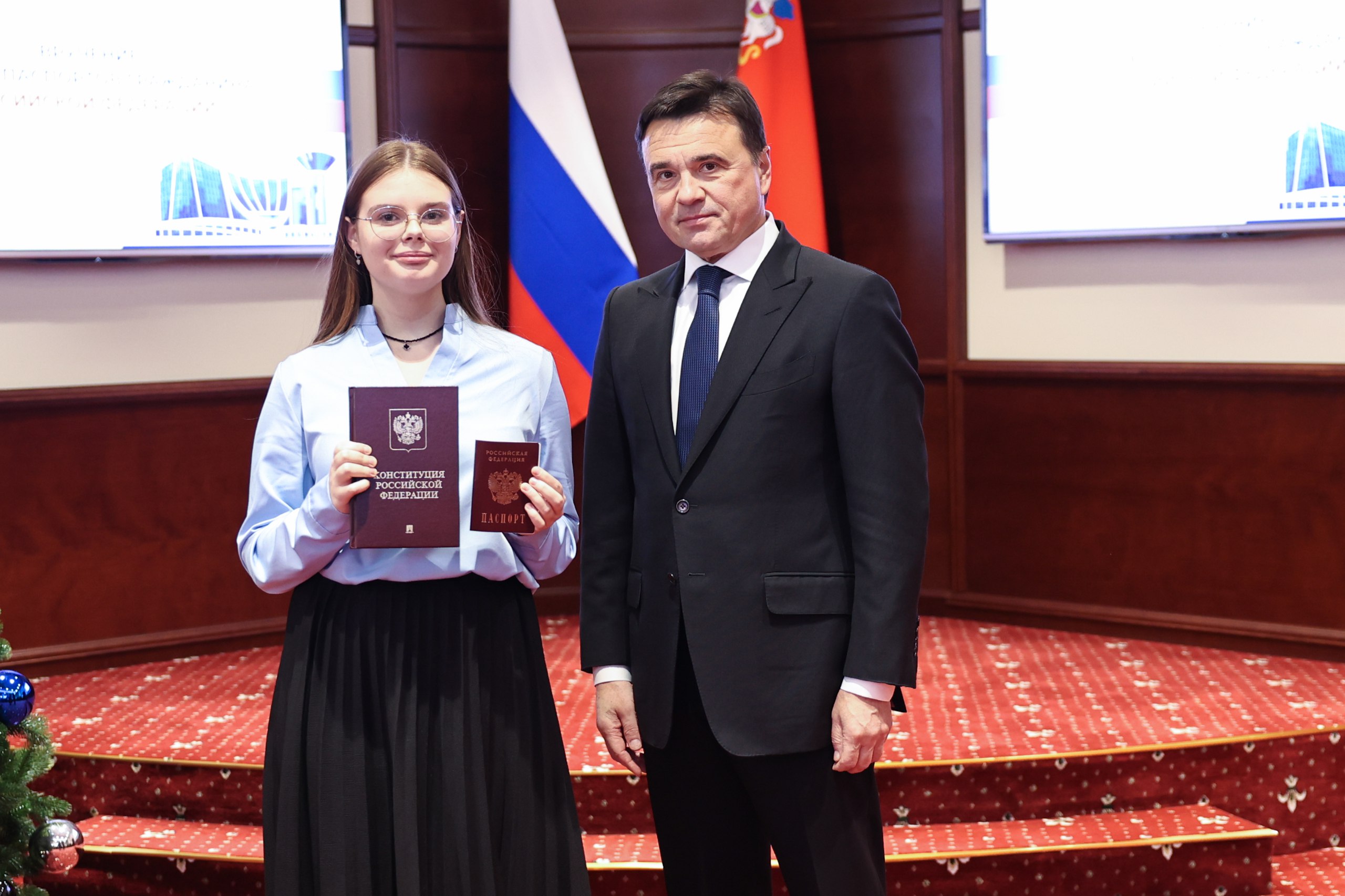 Андрей Воробьев вручил первые паспорта гражданина Российской Федерации юным жителям Подмосковья Андрей Воробьев вручил первые паспорта гражданина Российской Федерации юным жителям Подмосковья