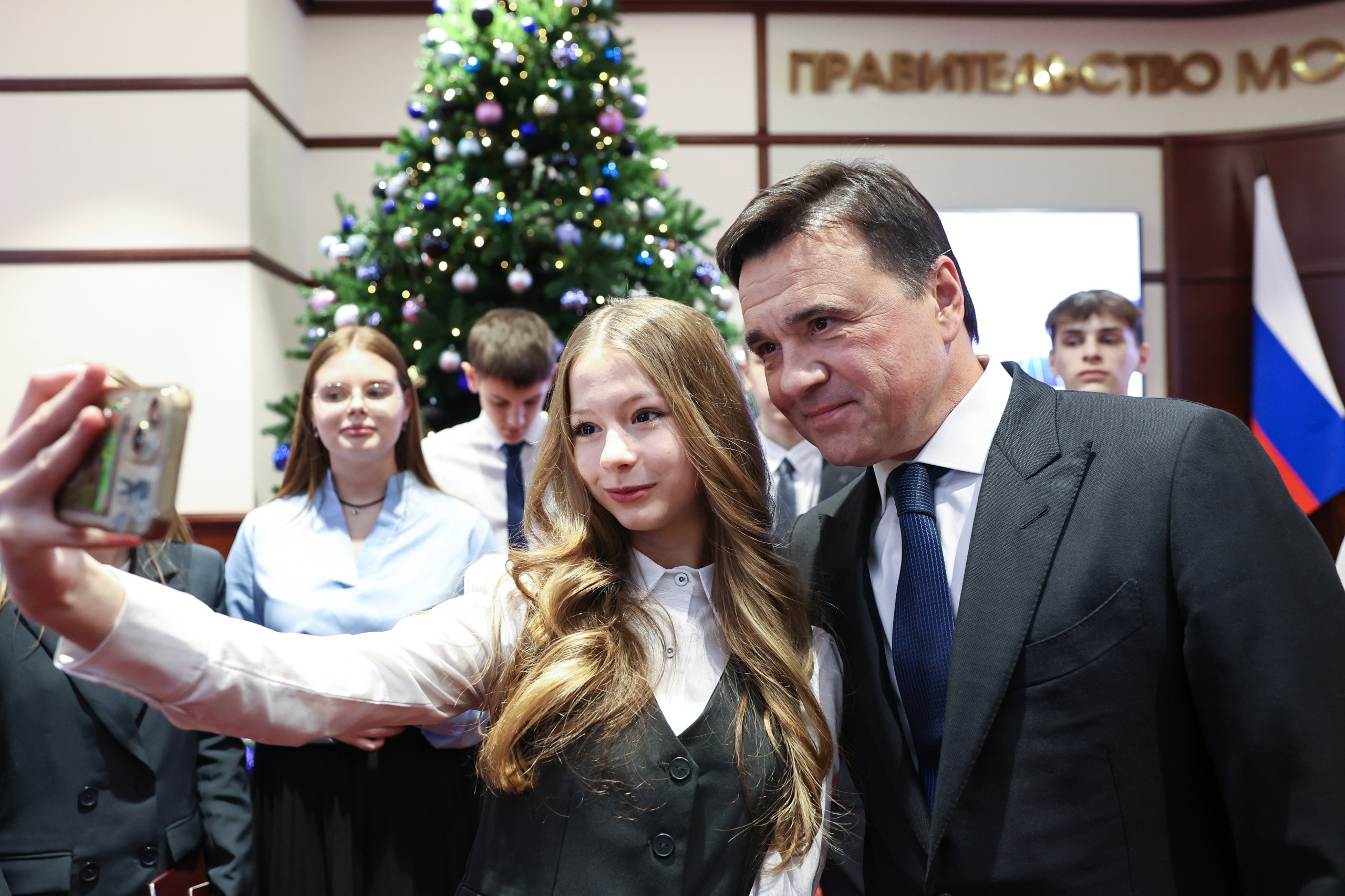 Андрей Воробьев вручил первые паспорта гражданина Российской Федерации юным жителям Подмосковья Андрей Воробьев вручил первые паспорта гражданина Российской Федерации юным жителям Подмосковья