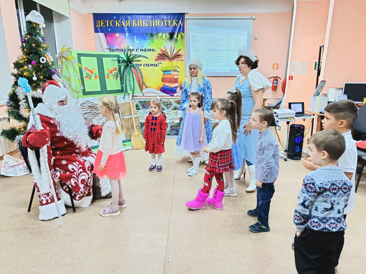 Огни на волшебной елочке зажгли ребята в чеховской библиотеке Огни на волшебной елочке зажгли ребята в чеховской библиотеке