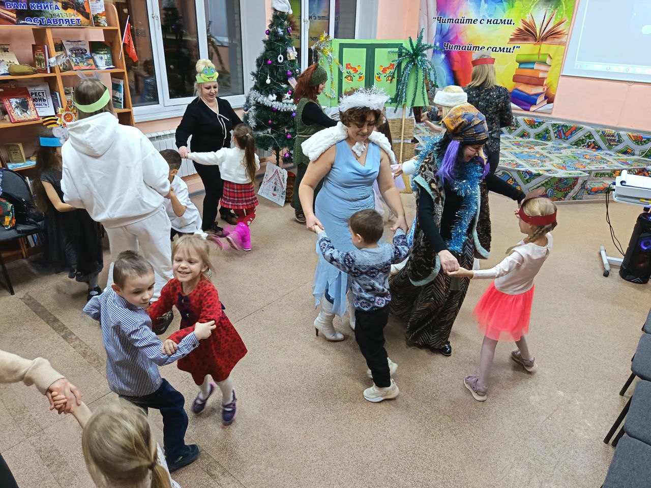 Огни на волшебной елочке зажгли ребята в чеховской библиотеке Огни на волшебной елочке зажгли ребята в чеховской библиотеке