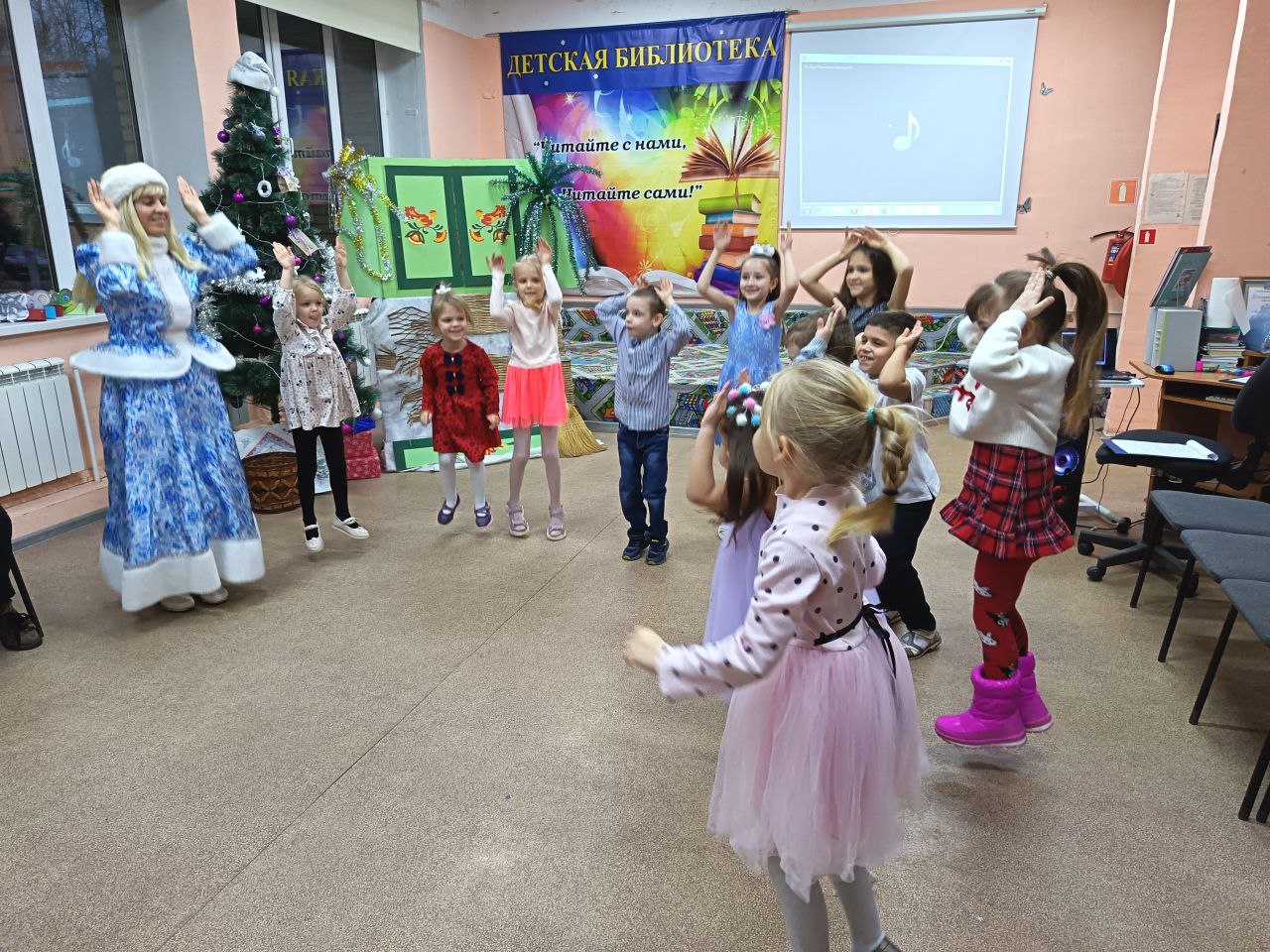 Огни на волшебной елочке зажгли ребята в чеховской библиотеке Огни на волшебной елочке зажгли ребята в чеховской библиотеке