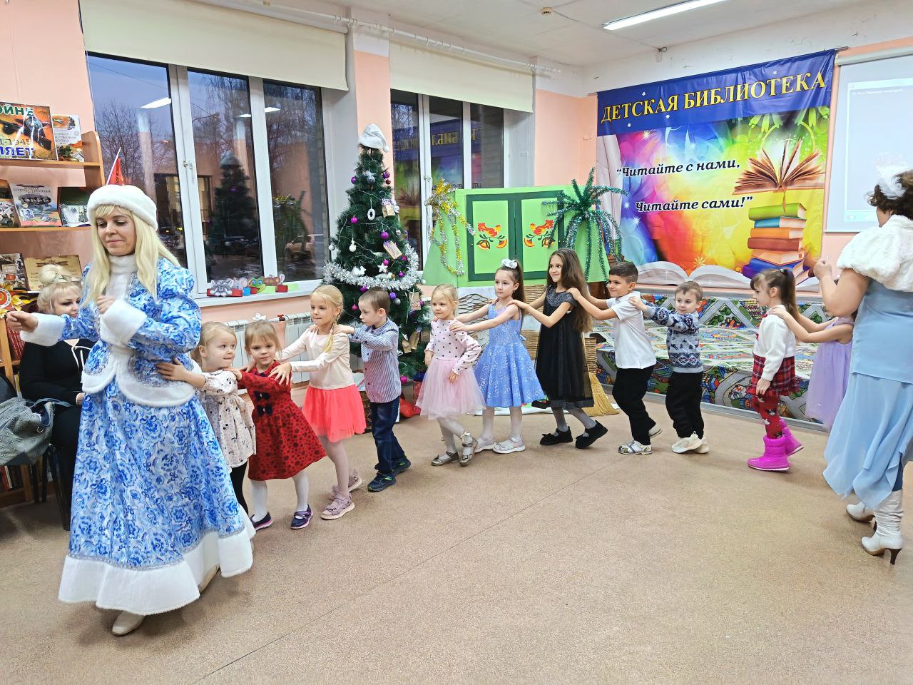 Огни на волшебной елочке зажгли ребята в чеховской библиотеке Огни на волшебной елочке зажгли ребята в чеховской библиотеке