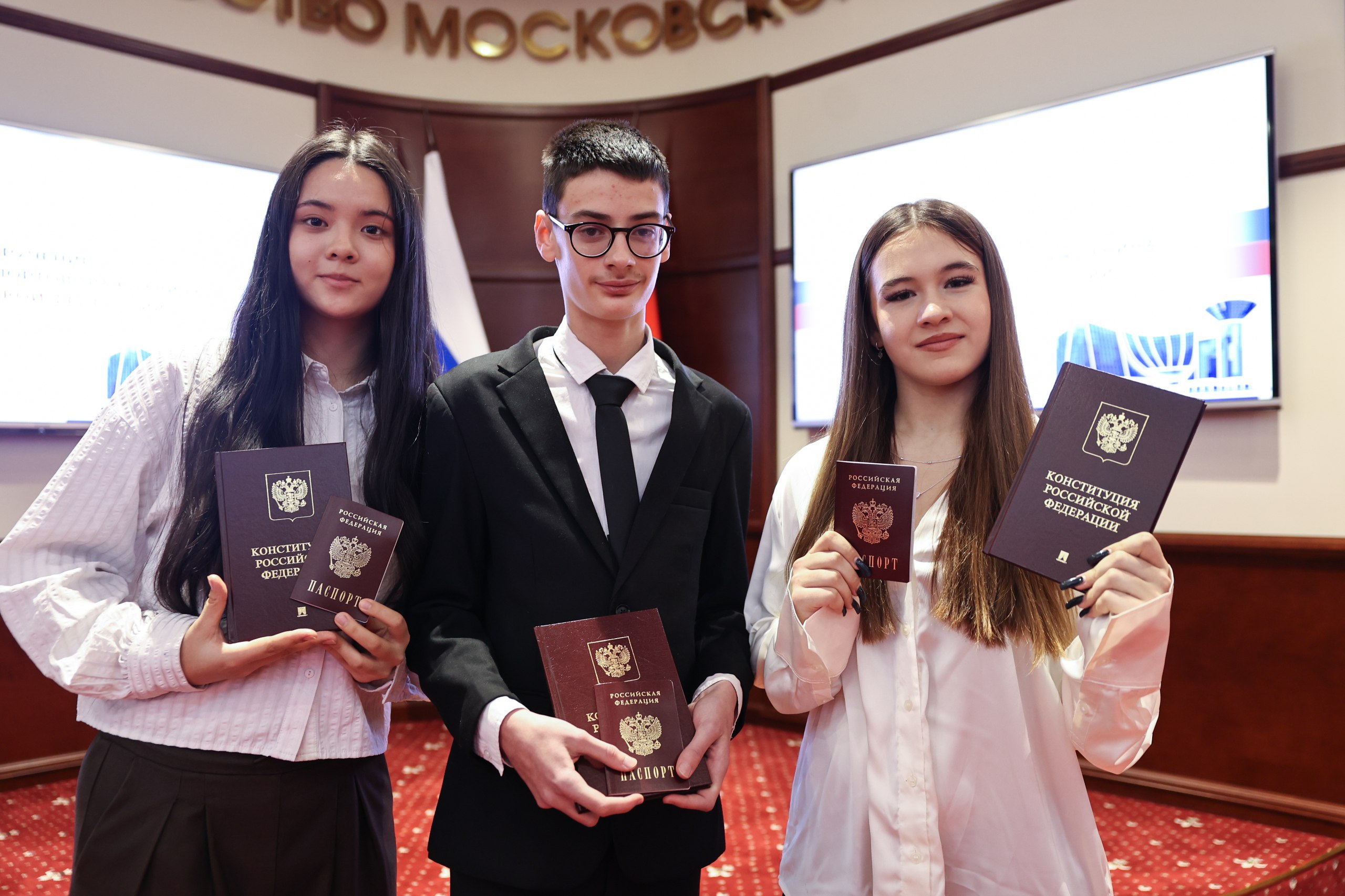 Андрей Воробьев вручил первые паспорта гражданина Российской Федерации юным жителям Подмосковья Андрей Воробьев вручил первые паспорта гражданина Российской Федерации юным жителям Подмосковья