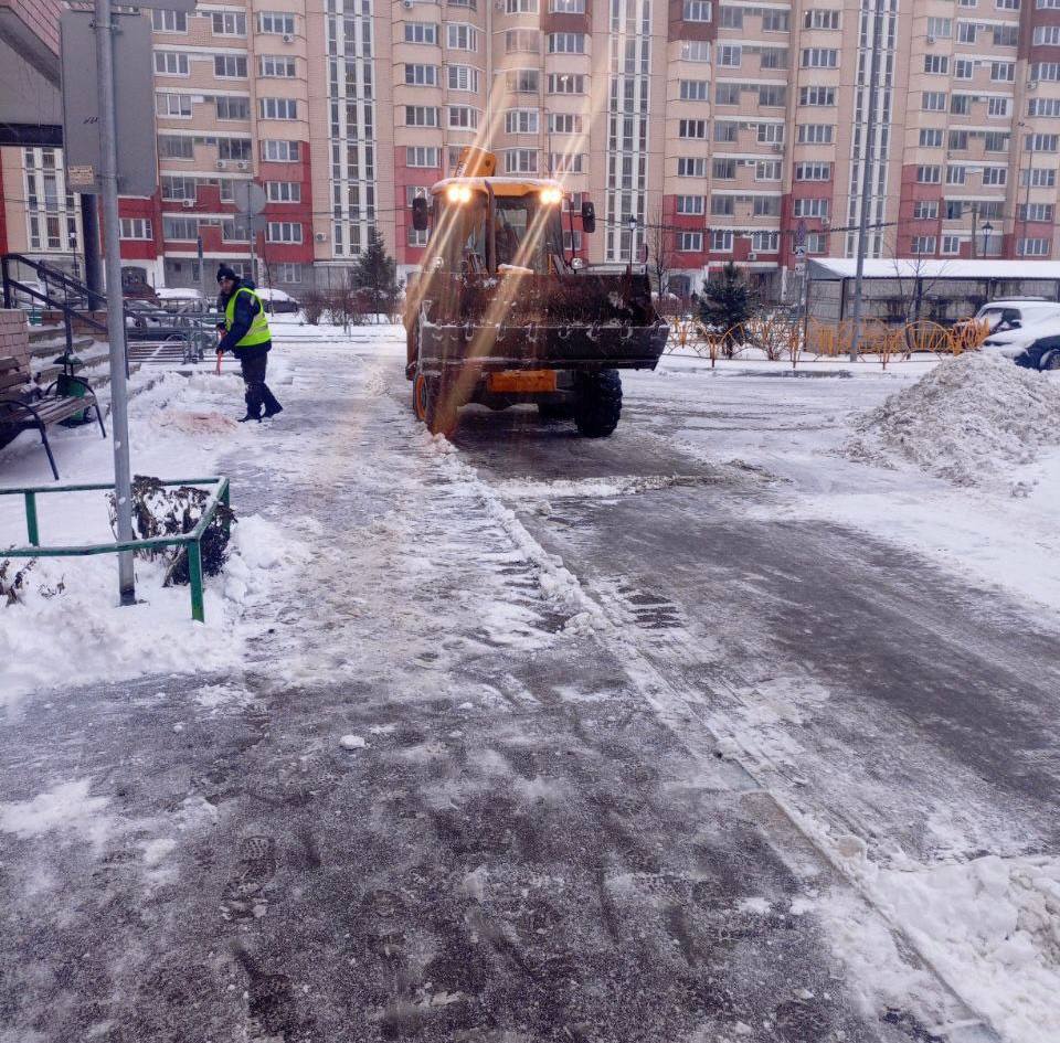 В Домодедово работники коммунальных служб и спецтехника расчищают территории после снегопада В Домодедово работники коммунальных служб и спецтехника расчищают территории после снегопада