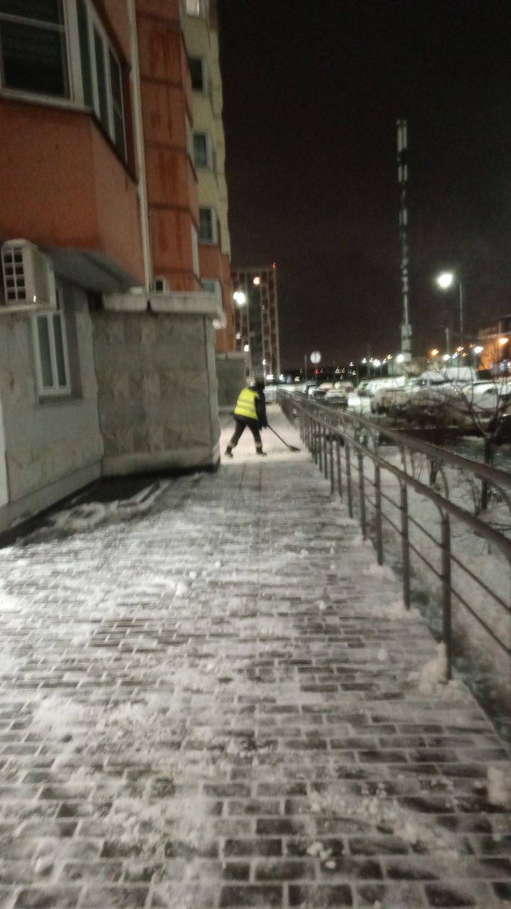 В Домодедово работники коммунальных служб и спецтехника расчищают территории после снегопада В Домодедово работники коммунальных служб и спецтехника расчищают территории после снегопада