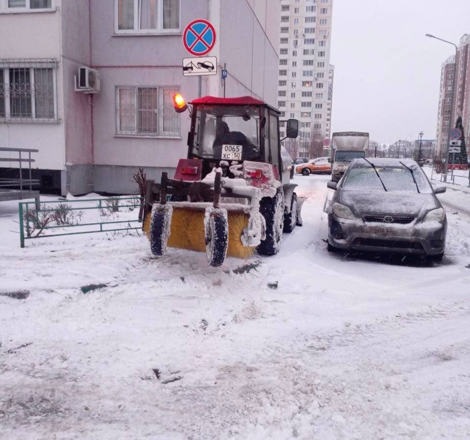 В Домодедово работники коммунальных служб и спецтехника расчищают территории после снегопада В Домодедово работники коммунальных служб и спецтехника расчищают территории после снегопада