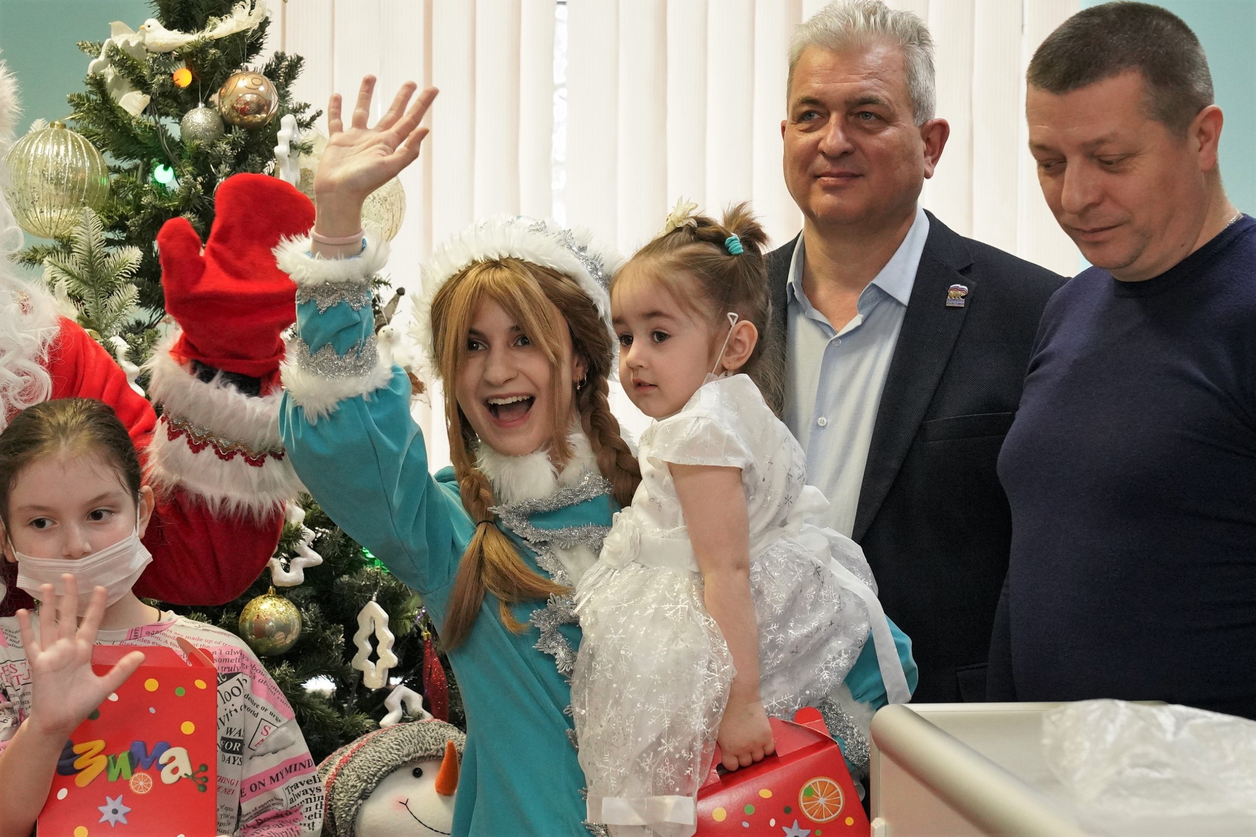 Реутовские депутаты поздравили детей в инфекционном отделении Реутовские депутаты поздравили детей в инфекционном отделении