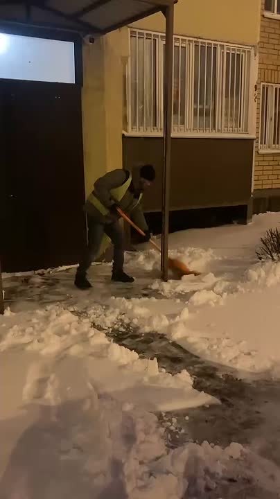 В Домодедово работники коммунальных служб и спецтехника расчищают территории после снегопада