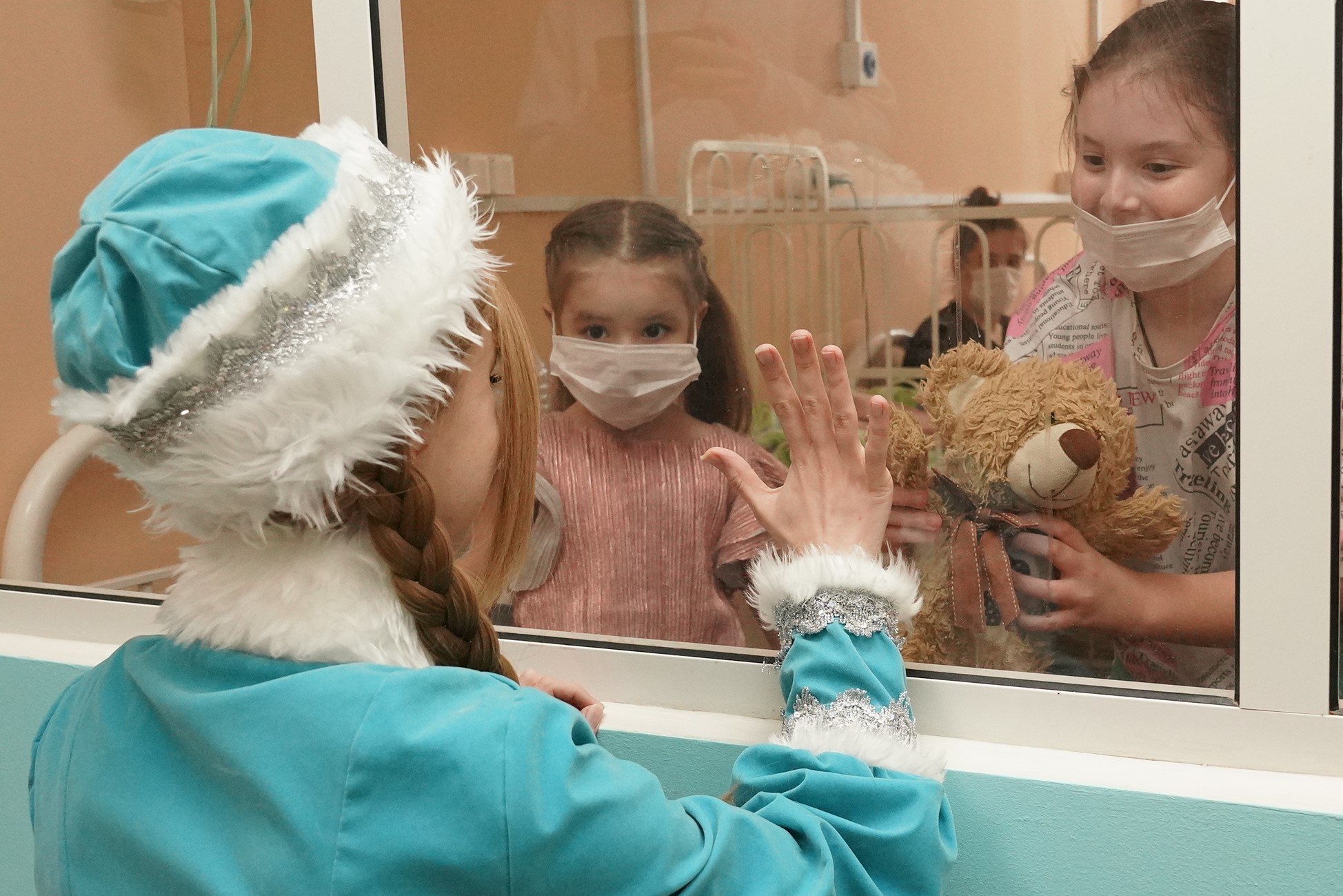 Реутовские депутаты поздравили детей в инфекционном отделении Реутовские депутаты поздравили детей в инфекционном отделении