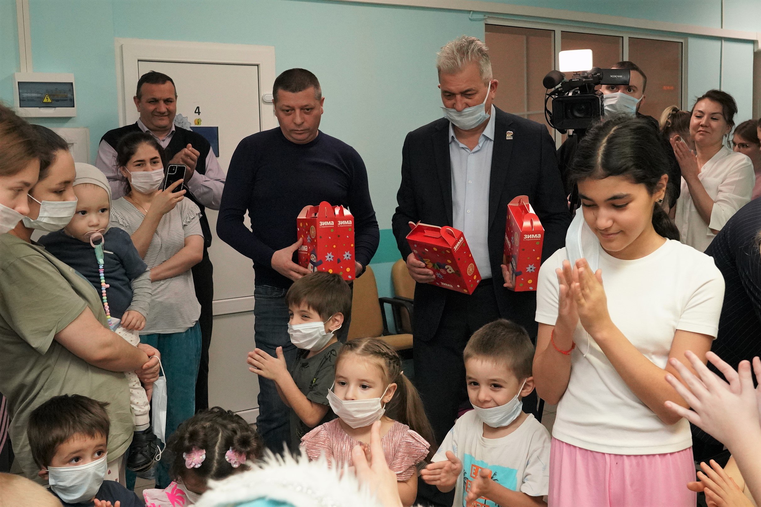 Реутовские депутаты поздравили детей в инфекционном отделении Реутовские депутаты поздравили детей в инфекционном отделении