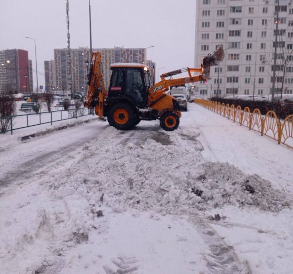 В Домодедово работники коммунальных служб и спецтехника расчищают территории после снегопада В Домодедово работники коммунальных служб и спецтехника расчищают территории после снегопада