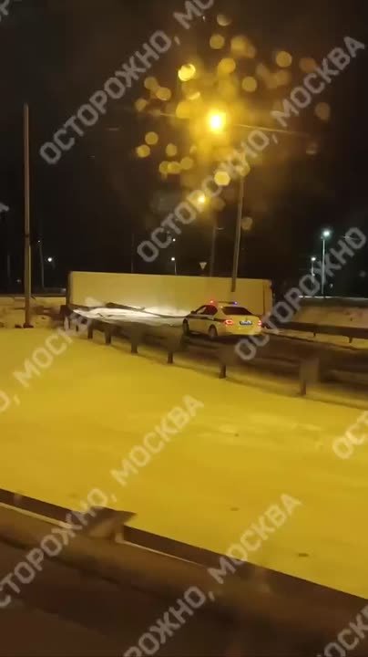 Авария в подмосковном Домодедово: фура перевернулась на бок и перекрыла проезжую часть