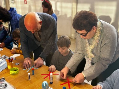 В торговом центре Воскресенска прошла новогодняя акция «МастЕРская Деда Мороза», организованная местным отделением партии «Единая Россия».
