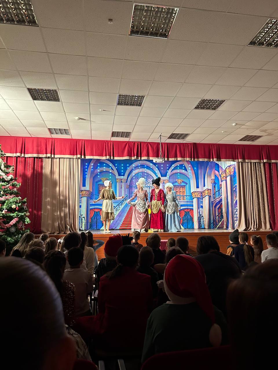 АКТИВНЫЕ ВЫХОДНЫЕ. В поисках тайны Снежной Королевы: 2 «З» класс на новогоднем приключении! Сегодня наши второклассники отправились в увлекательное путешествие в мир сказки, посетив интерактивное представление «Тайна Снежной... АКТИВНЫЕ ВЫХОДНЫЕ. В поисках тайны Снежной Королевы: 2 «З» класс на новогоднем приключении! Сегодня наши второклассники отправились в увлекательное путешествие в мир сказки, посетив интерактивное представление «Тайна Снежной...