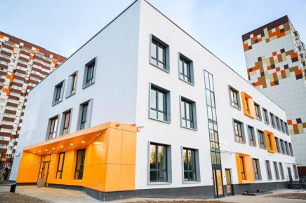 Глава Ленинского округа Станислав Каторов провел выездную проверку на объекте строительства дошкольного образовательного учреждения в микрорайоне «Зеленые аллеи»