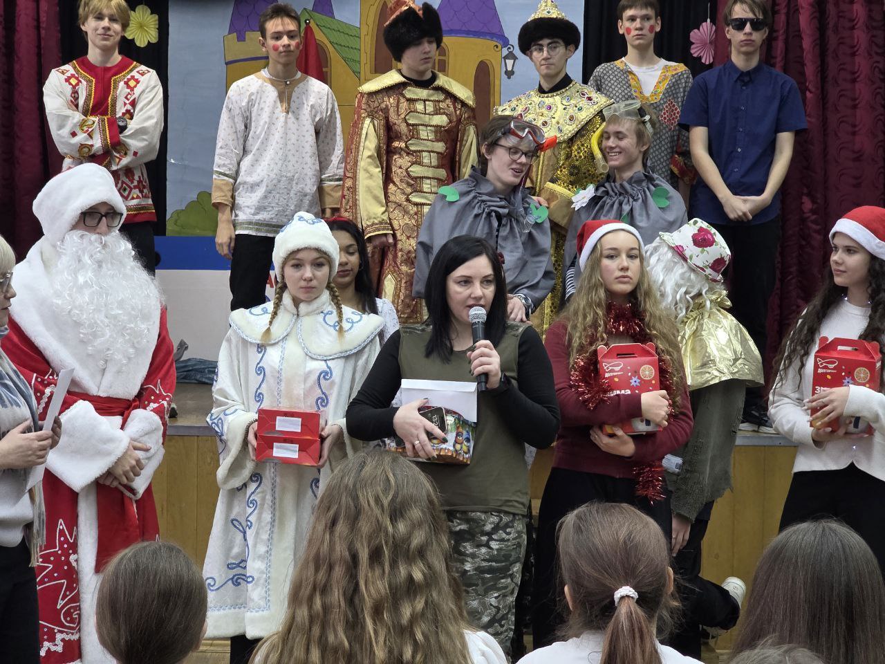 Гимназисты из Долгопрудного посвятили предновогодние дни добрым делам Гимназисты из Долгопрудного посвятили предновогодние дни добрым делам