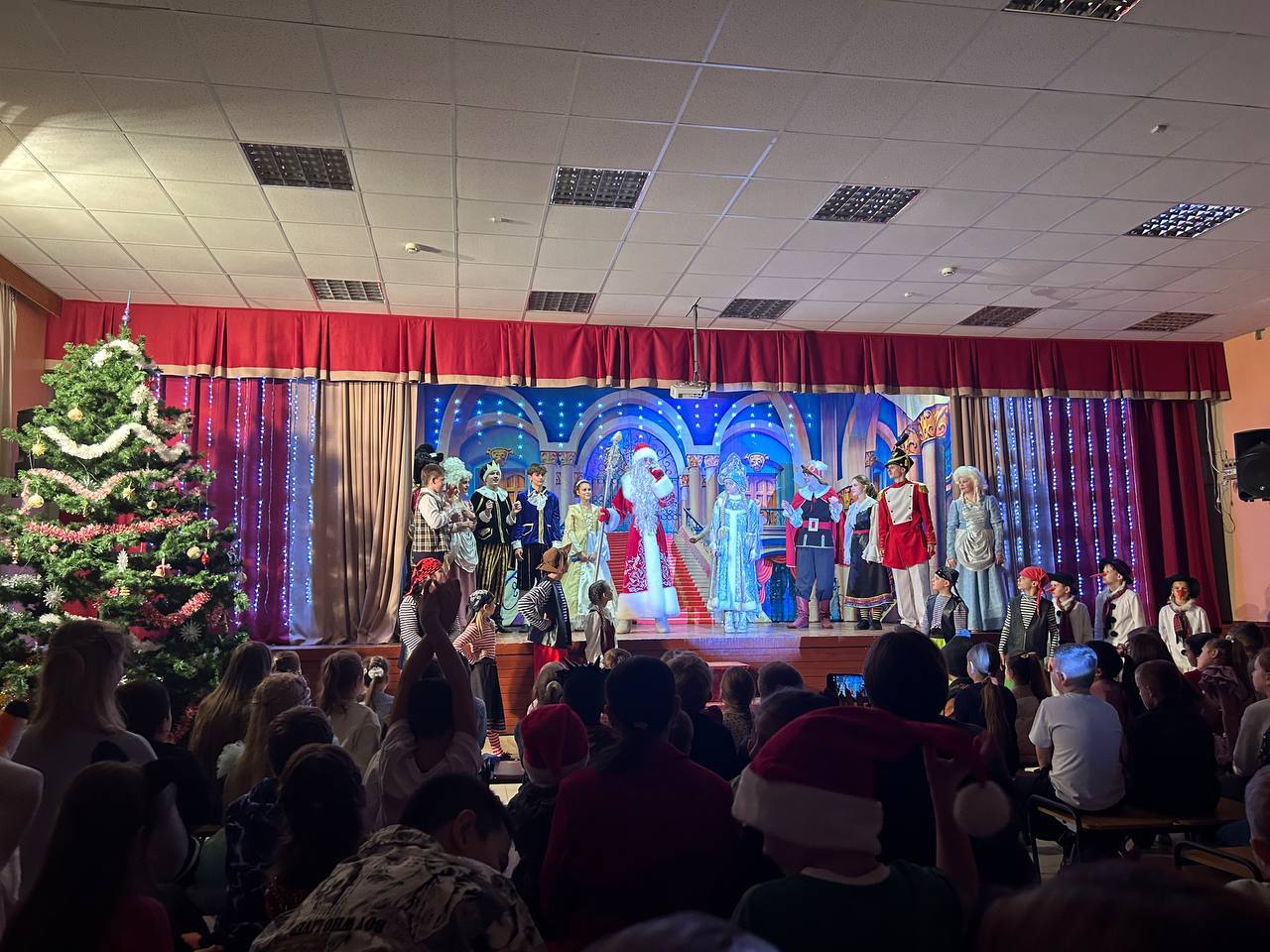 АКТИВНЫЕ ВЫХОДНЫЕ. В поисках тайны Снежной Королевы: 2 «З» класс на новогоднем приключении! Сегодня наши второклассники отправились в увлекательное путешествие в мир сказки, посетив интерактивное представление «Тайна Снежной... АКТИВНЫЕ ВЫХОДНЫЕ. В поисках тайны Снежной Королевы: 2 «З» класс на новогоднем приключении! Сегодня наши второклассники отправились в увлекательное путешествие в мир сказки, посетив интерактивное представление «Тайна Снежной...