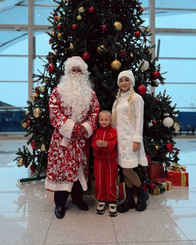 «Полицейский Дед Мороз» поздравляет детей в аэропорту Домодедово