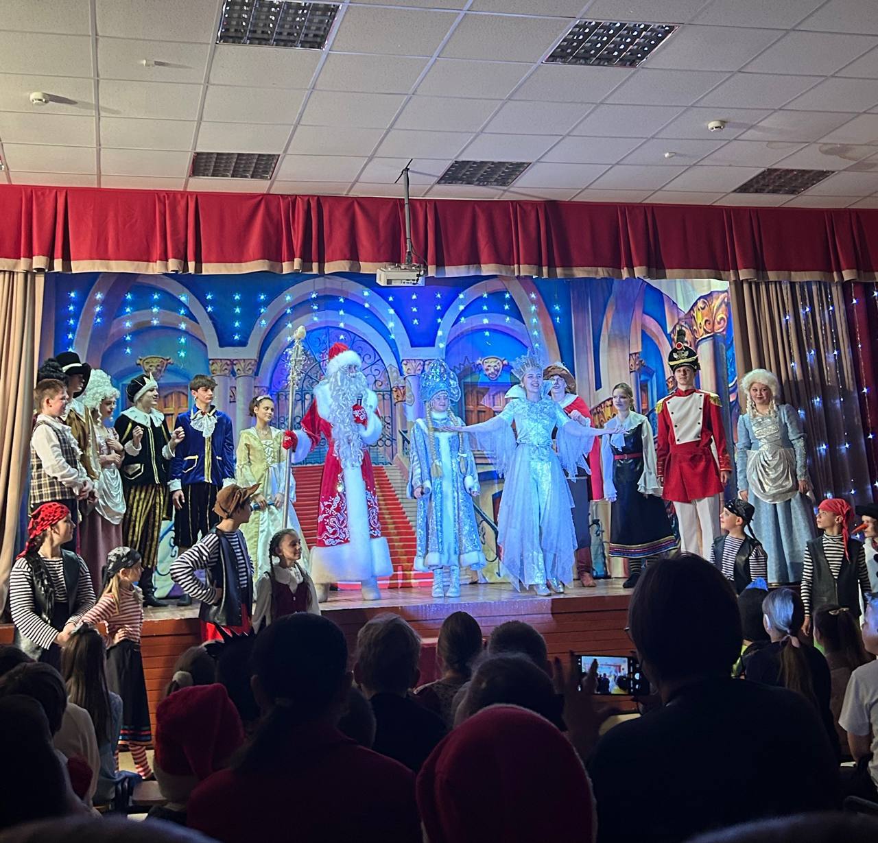 АКТИВНЫЕ ВЫХОДНЫЕ. В поисках тайны Снежной Королевы: 2 «З» класс на новогоднем приключении! Сегодня наши второклассники отправились в увлекательное путешествие в мир сказки, посетив интерактивное представление «Тайна Снежной... АКТИВНЫЕ ВЫХОДНЫЕ. В поисках тайны Снежной Королевы: 2 «З» класс на новогоднем приключении! Сегодня наши второклассники отправились в увлекательное путешествие в мир сказки, посетив интерактивное представление «Тайна Снежной...