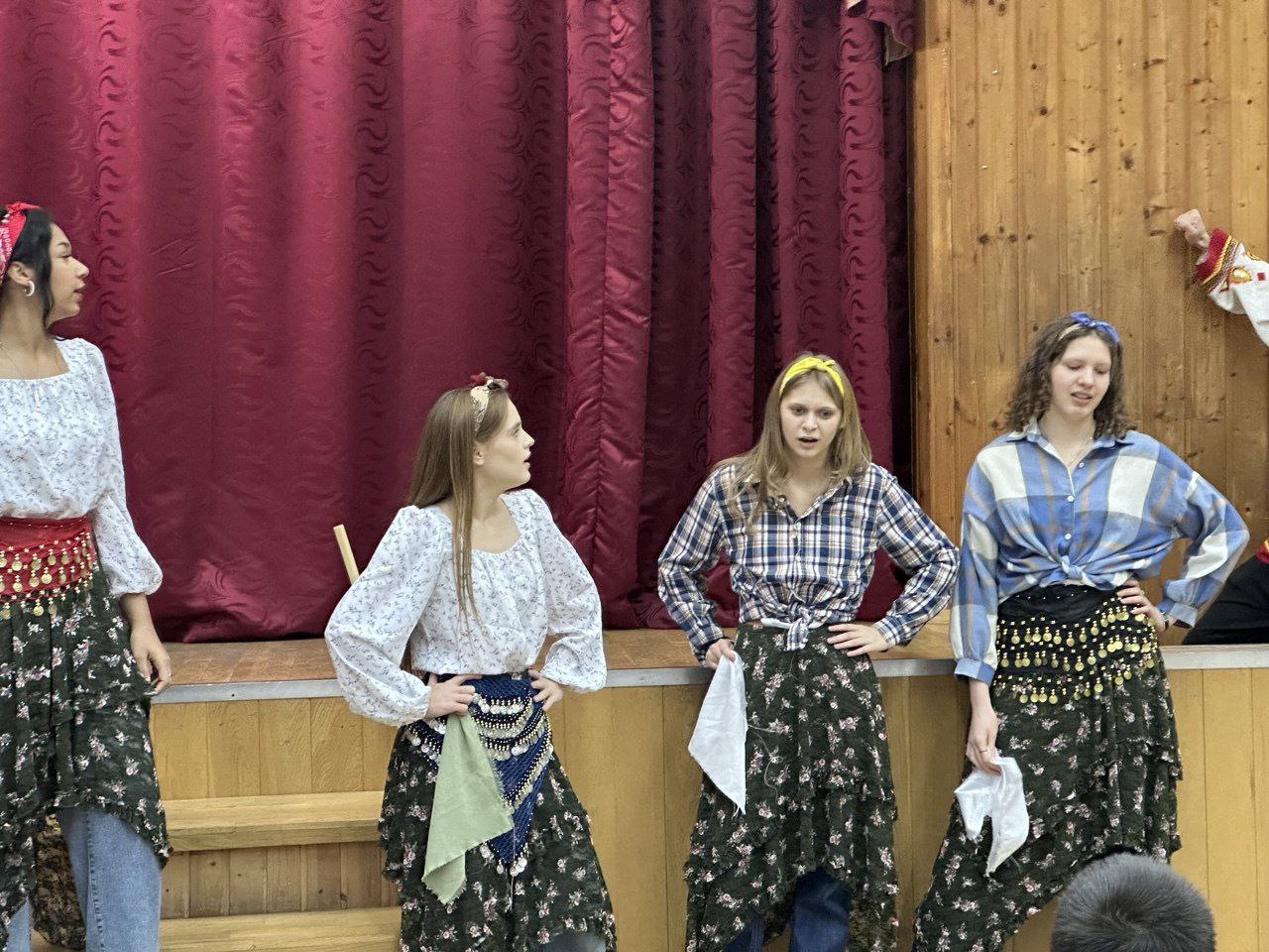 Гимназисты из Долгопрудного посвятили предновогодние дни добрым делам Гимназисты из Долгопрудного посвятили предновогодние дни добрым делам