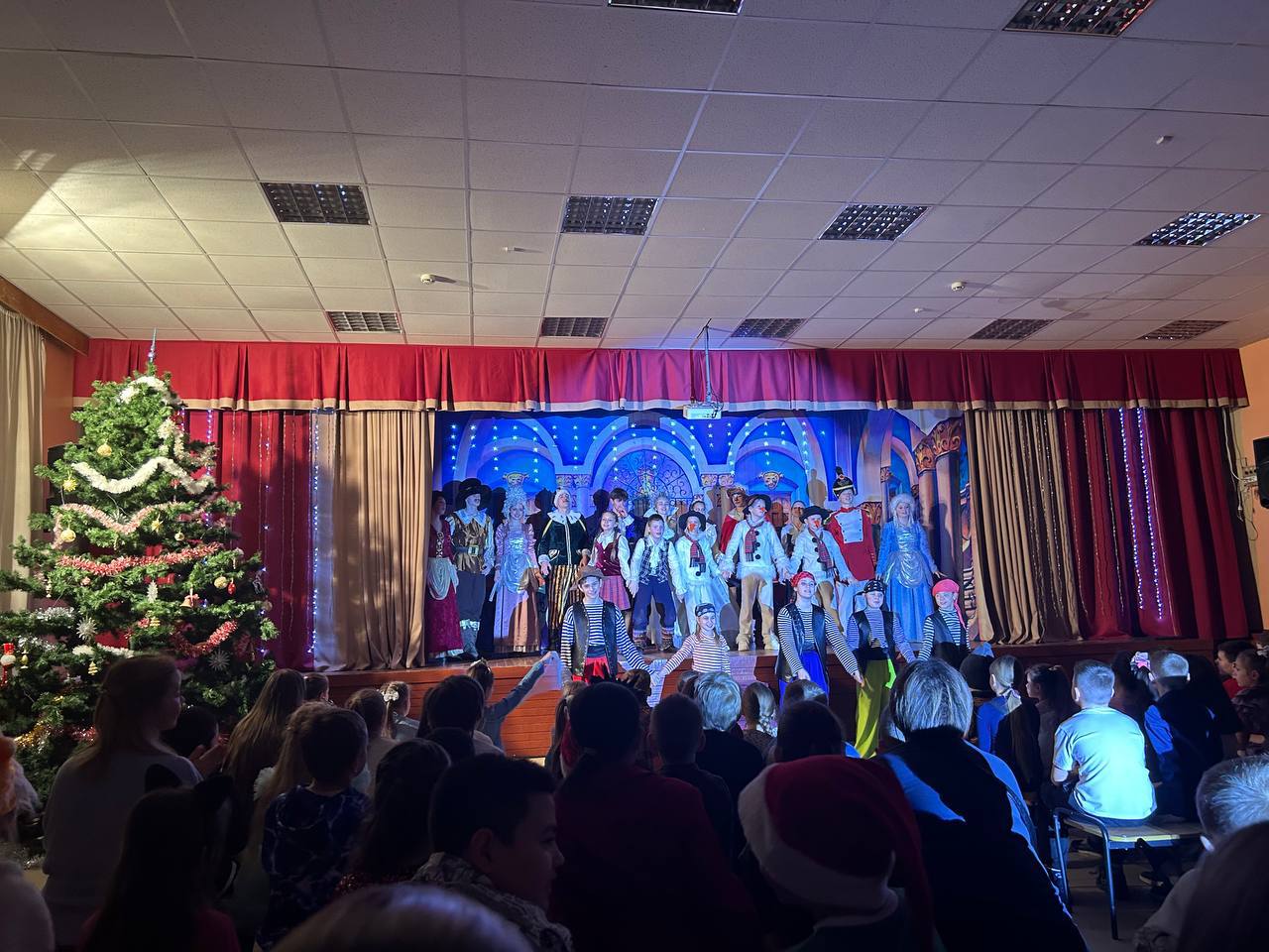 АКТИВНЫЕ ВЫХОДНЫЕ. В поисках тайны Снежной Королевы: 2 «З» класс на новогоднем приключении! Сегодня наши второклассники отправились в увлекательное путешествие в мир сказки, посетив интерактивное представление «Тайна Снежной... АКТИВНЫЕ ВЫХОДНЫЕ. В поисках тайны Снежной Королевы: 2 «З» класс на новогоднем приключении! Сегодня наши второклассники отправились в увлекательное путешествие в мир сказки, посетив интерактивное представление «Тайна Снежной...