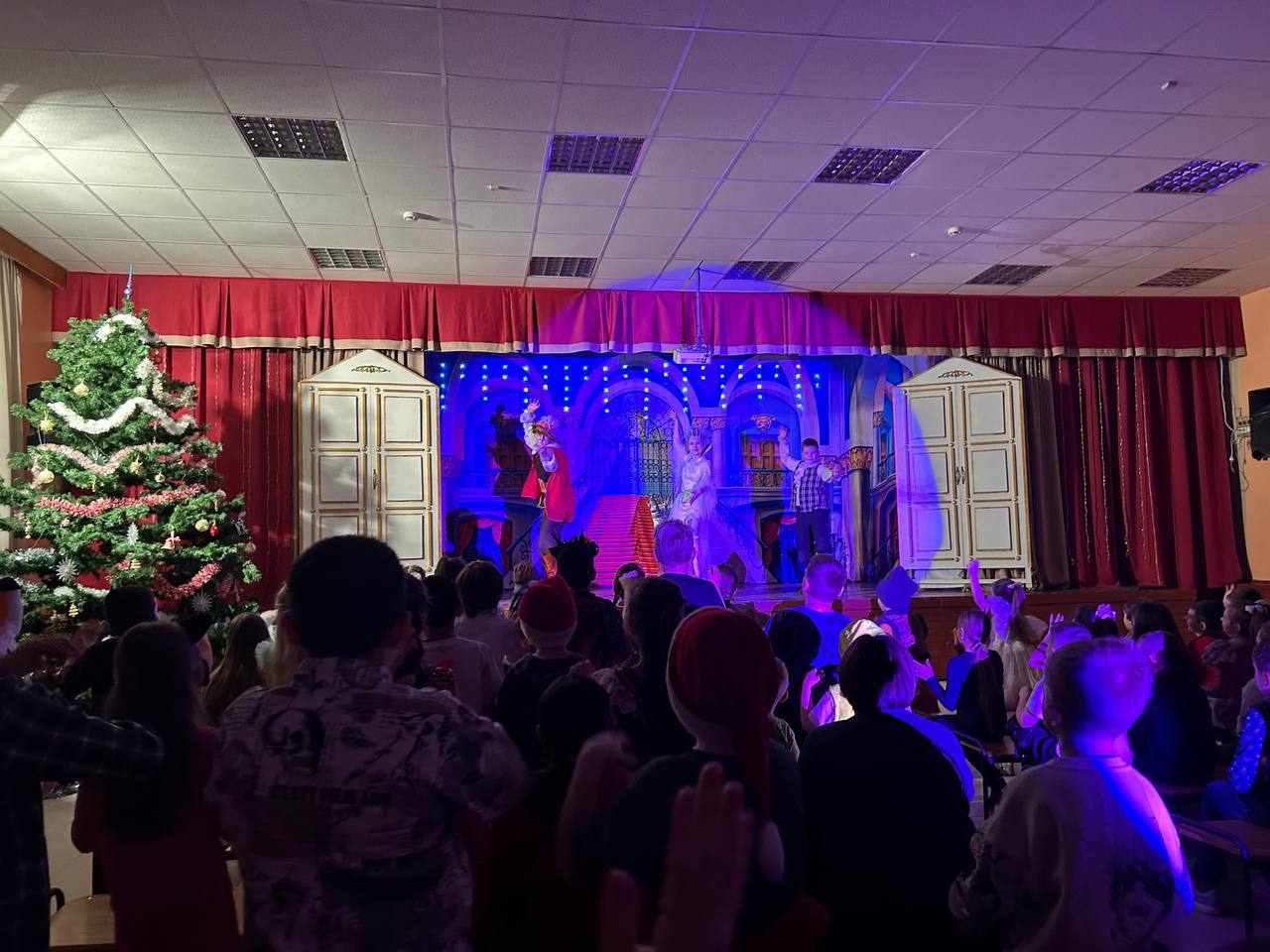 АКТИВНЫЕ ВЫХОДНЫЕ. В поисках тайны Снежной Королевы: 2 «З» класс на новогоднем приключении! Сегодня наши второклассники отправились в увлекательное путешествие в мир сказки, посетив интерактивное представление «Тайна Снежной... АКТИВНЫЕ ВЫХОДНЫЕ. В поисках тайны Снежной Королевы: 2 «З» класс на новогоднем приключении! Сегодня наши второклассники отправились в увлекательное путешествие в мир сказки, посетив интерактивное представление «Тайна Снежной...