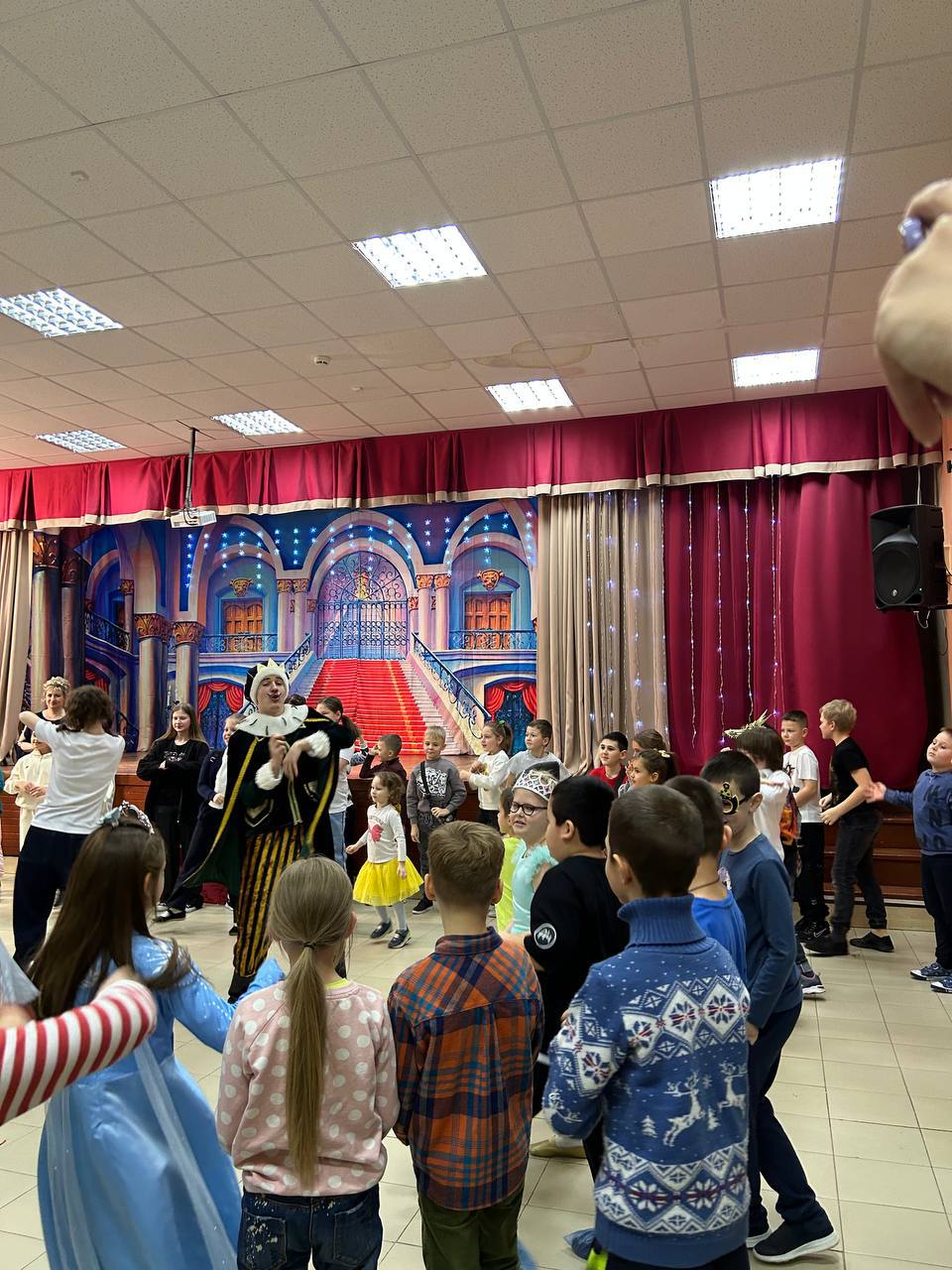 АКТИВНЫЕ ВЫХОДНЫЕ. В поисках тайны Снежной Королевы: 2 «З» класс на новогоднем приключении! Сегодня наши второклассники отправились в увлекательное путешествие в мир сказки, посетив интерактивное представление «Тайна Снежной... АКТИВНЫЕ ВЫХОДНЫЕ. В поисках тайны Снежной Королевы: 2 «З» класс на новогоднем приключении! Сегодня наши второклассники отправились в увлекательное путешествие в мир сказки, посетив интерактивное представление «Тайна Снежной...