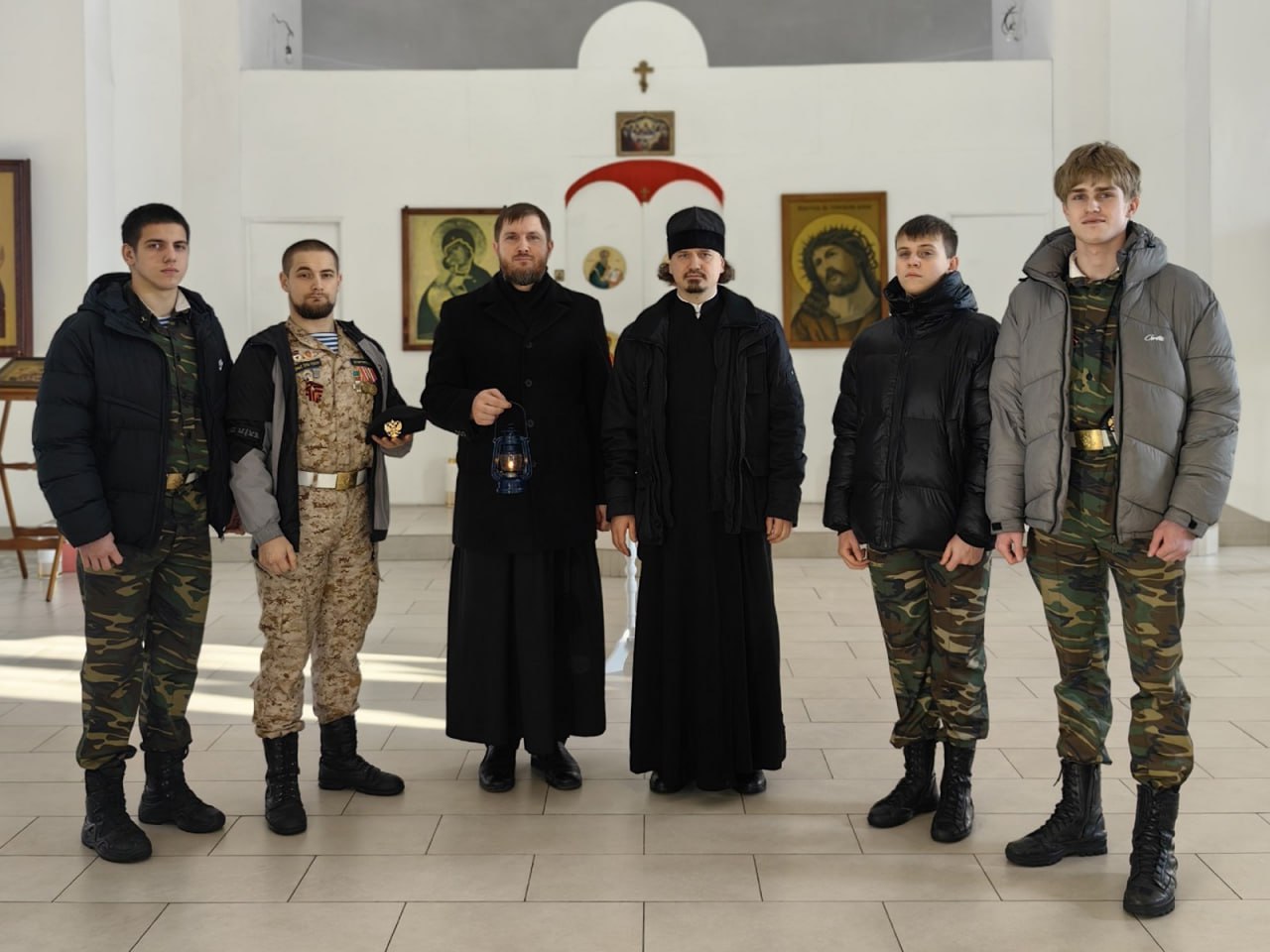 Рождественская традиция: в Знаменский храм привезли Вифлеемский огонь Рождественская традиция: в Знаменский храм привезли Вифлеемский огонь