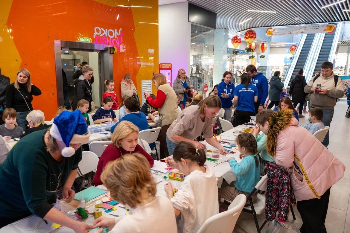 Около 300 домодедовцев приняли участие в доброй предновогодней акции «МастЕРские Деда Мороза» от партии «Единая Россия»