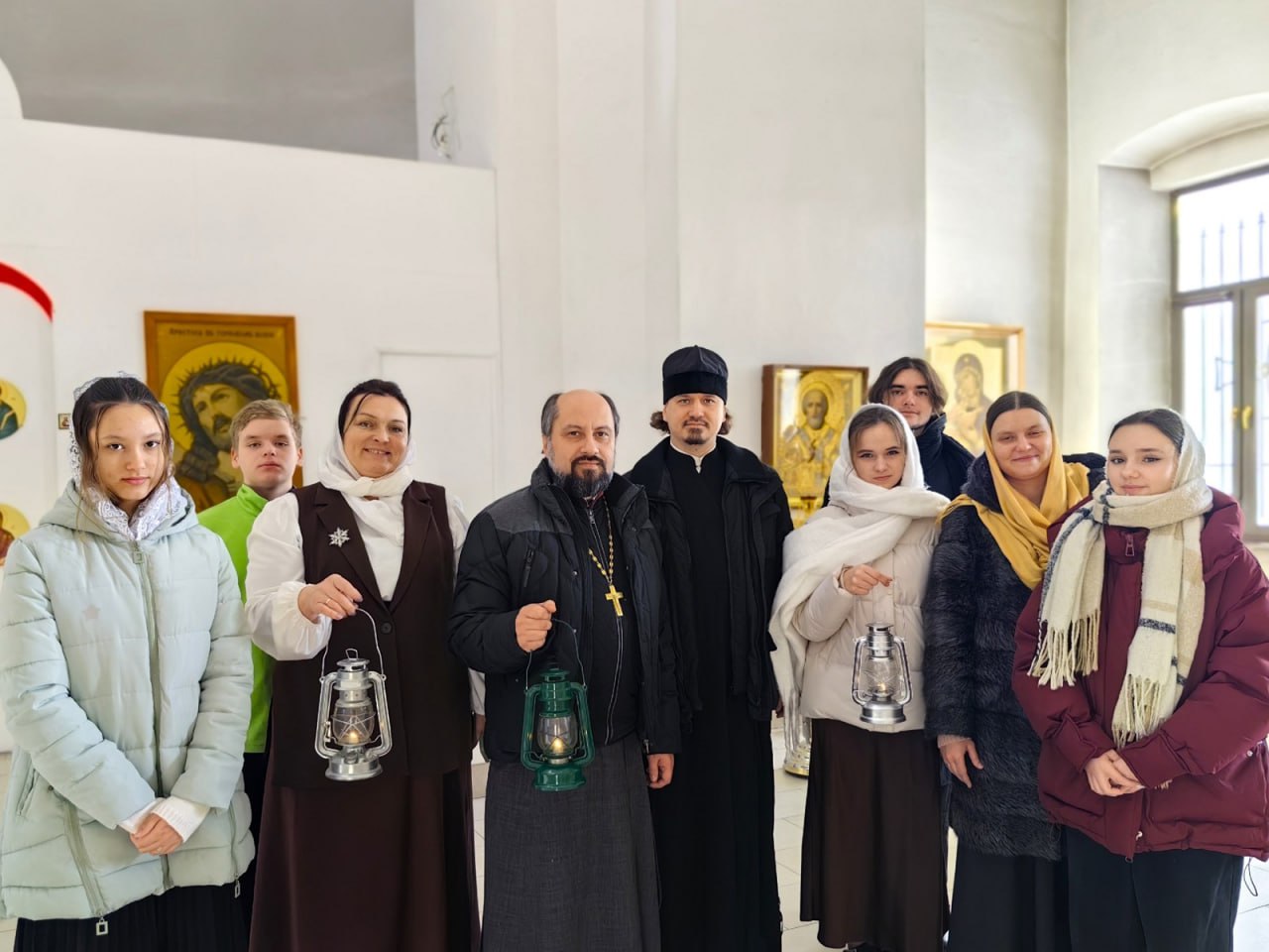 Рождественская традиция: в Знаменский храм привезли Вифлеемский огонь Рождественская традиция: в Знаменский храм привезли Вифлеемский огонь