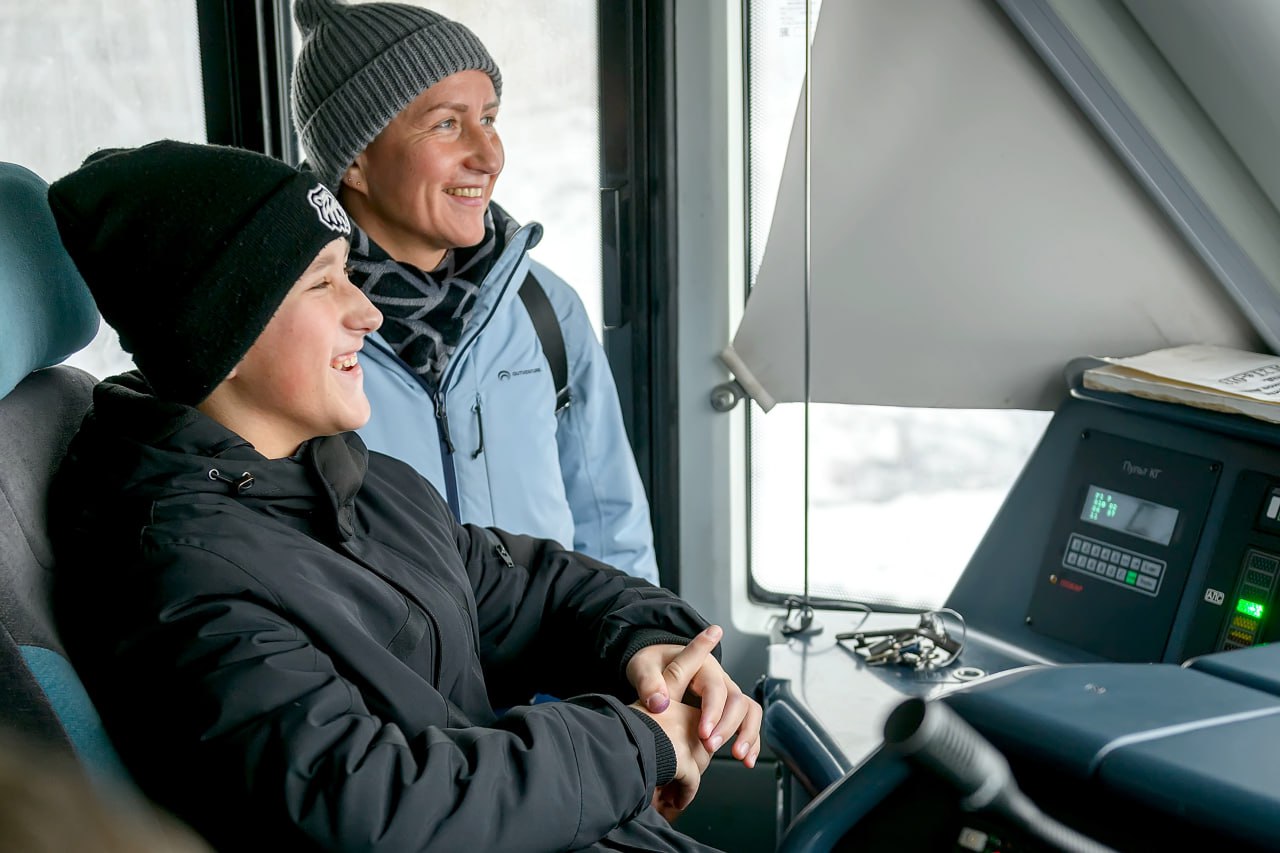 Андрей Воробьев исполнил новогоднее желание мальчика из Серпухова – побывать в роли машиниста электропоезда