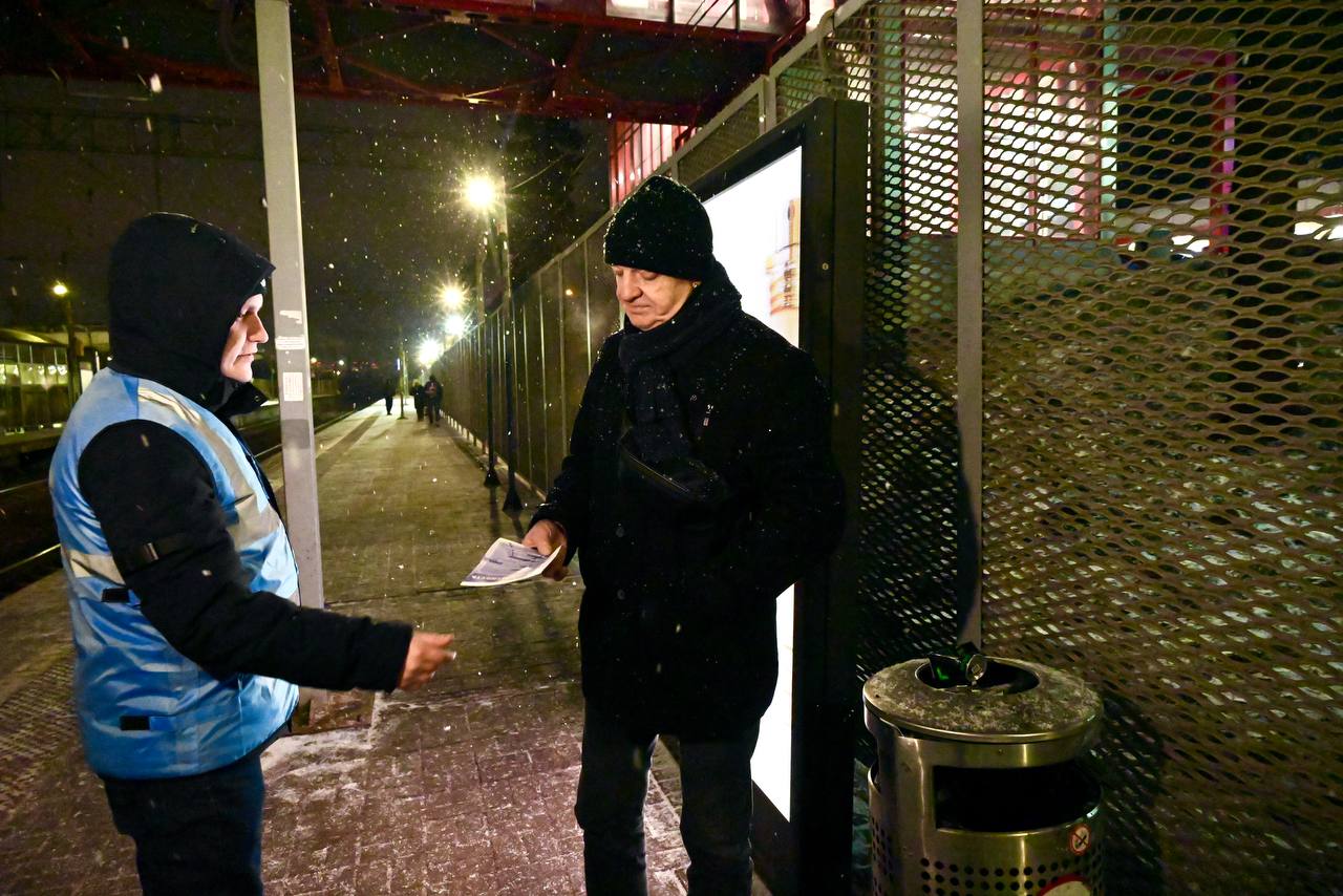 В преддверии новогодних праздников на железнодорожной станции «Расторгуево», которая является одной из самых загруженных по пассажиропотоку в Ленинском округе, прошел областной профилактический рейд «Сохрани себе жизнь» В преддверии новогодних праздников на железнодорожной станции «Расторгуево», которая является одной из самых загруженных по пассажиропотоку в Ленинском округе, прошел областной профилактический рейд «Сохрани себе жизнь»