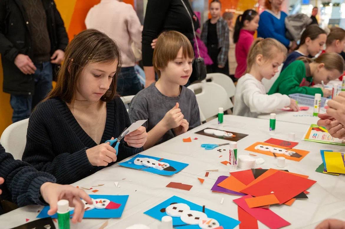 Около 300 домодедовцев приняли участие в доброй предновогодней акции «МастЕРские Деда Мороза» от партии «Единая Россия» Около 300 домодедовцев приняли участие в доброй предновогодней акции «МастЕРские Деда Мороза» от партии «Единая Россия»