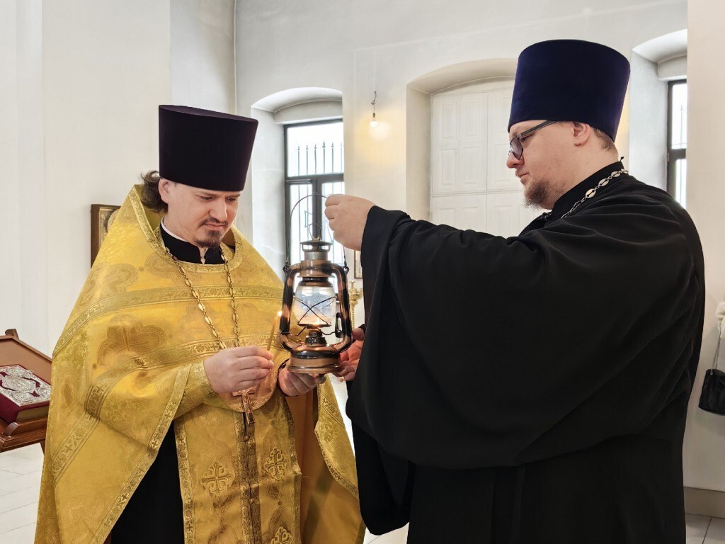 Рождественская традиция: в Знаменский храм привезли Вифлеемский огонь Рождественская традиция: в Знаменский храм привезли Вифлеемский огонь