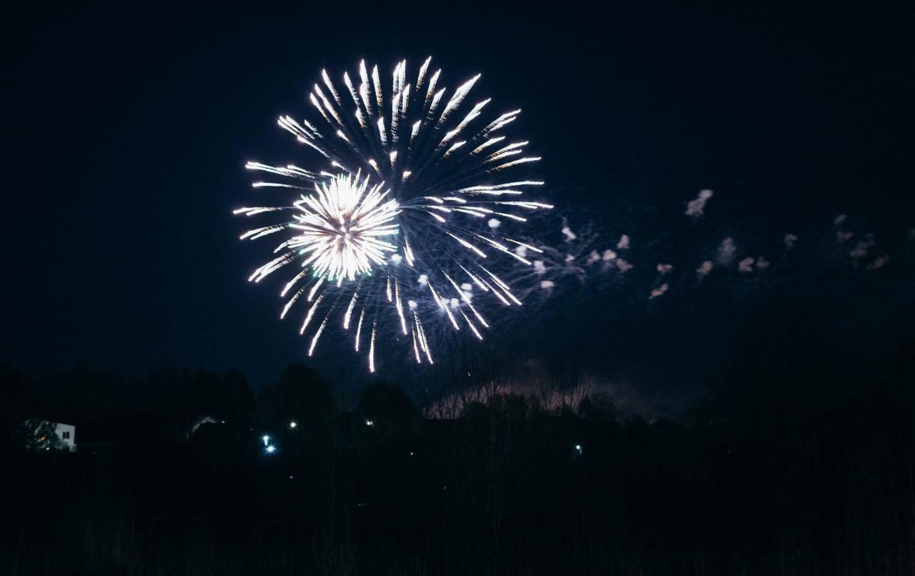 В преддверии новогодних праздников напоминаем о необходимости соблюдать правила безопасности при запуске пиротехнических изделий