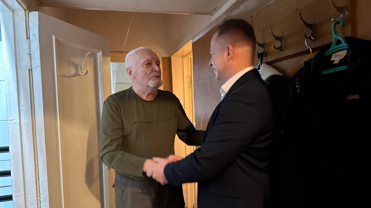 В преддверии Нового года председатель Совета депутатов округа Пушкинский Артём Садула поздравил ветерана Великой Отечественной войны Михаила Беловолова с наступающим праздником