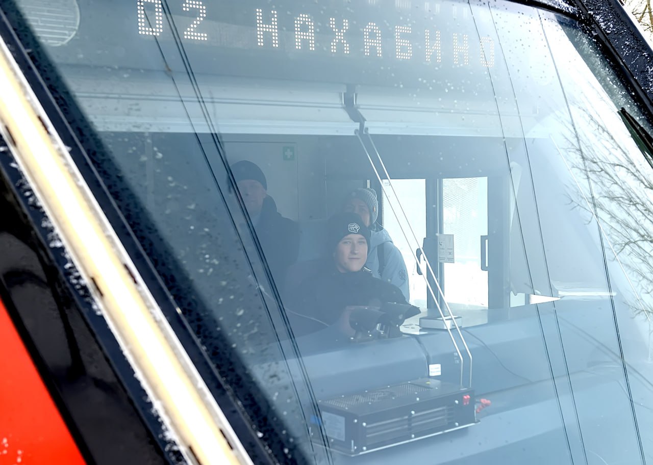 Андрей Воробьев исполнил новогоднее желание мальчика из Серпухова – побывать в роли машиниста электропоезда Андрей Воробьев исполнил новогоднее желание мальчика из Серпухова – побывать в роли машиниста электропоезда