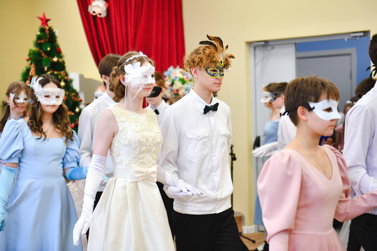 В Химках провели новогодний кадетский бал-маскарад В Химках провели новогодний кадетский бал-маскарад