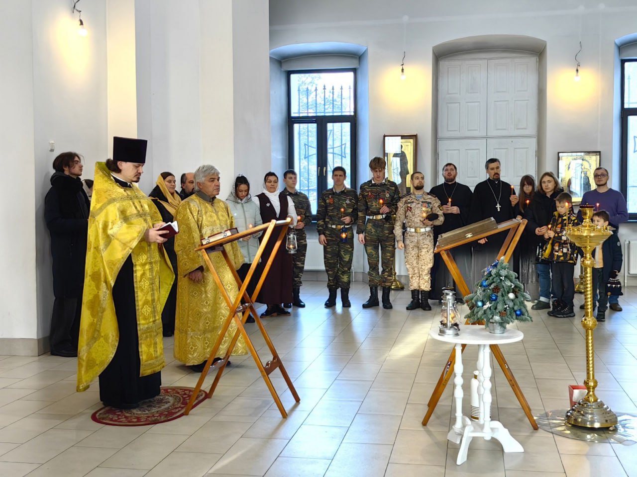 Рождественская традиция: в Знаменский храм привезли Вифлеемский огонь