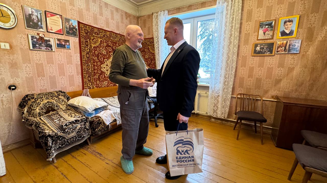 В преддверии Нового года председатель Совета депутатов округа Пушкинский Артём Садула поздравил ветерана Великой Отечественной войны Михаила Беловолова с наступающим праздником В преддверии Нового года председатель Совета депутатов округа Пушкинский Артём Садула поздравил ветерана Великой Отечественной войны Михаила Беловолова с наступающим праздником